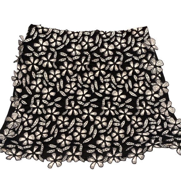 💥3/$40💥French Connection Floral Lace Mini Skirt Size 8 - Picture 1 of 5
